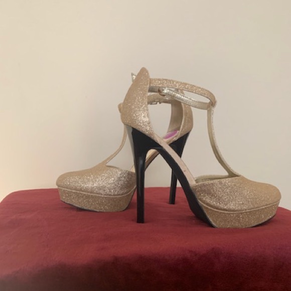 Carlos Santana gold glitter stiletto! 👠 - Picture 3 of 4